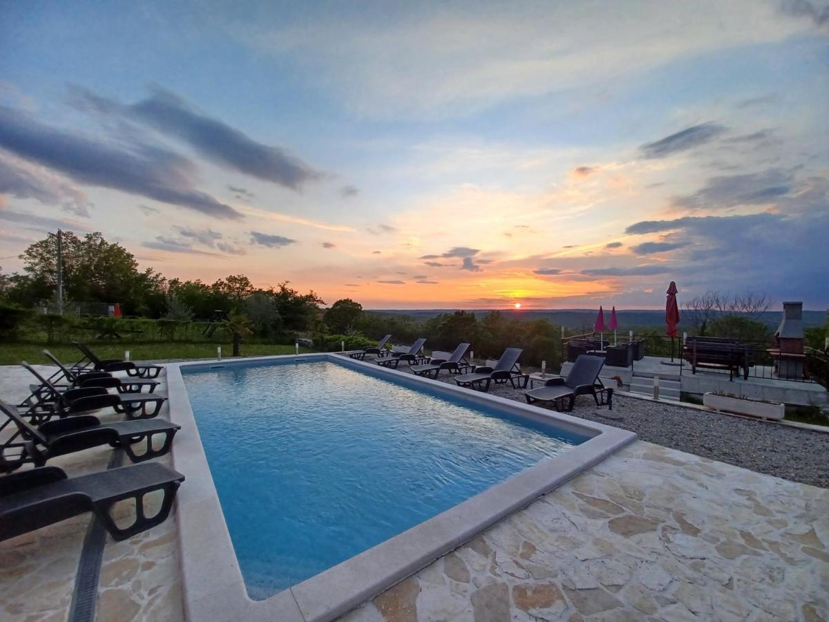 Bed And Breakfast Rogocana Labin  Bagian luar foto
