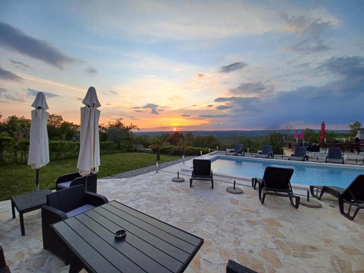 Bed And Breakfast Rogocana Labin  Bagian luar foto