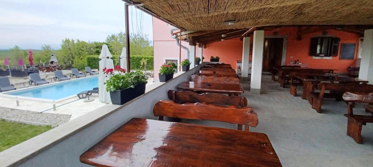 Bed And Breakfast Rogocana Labin  Bagian luar foto