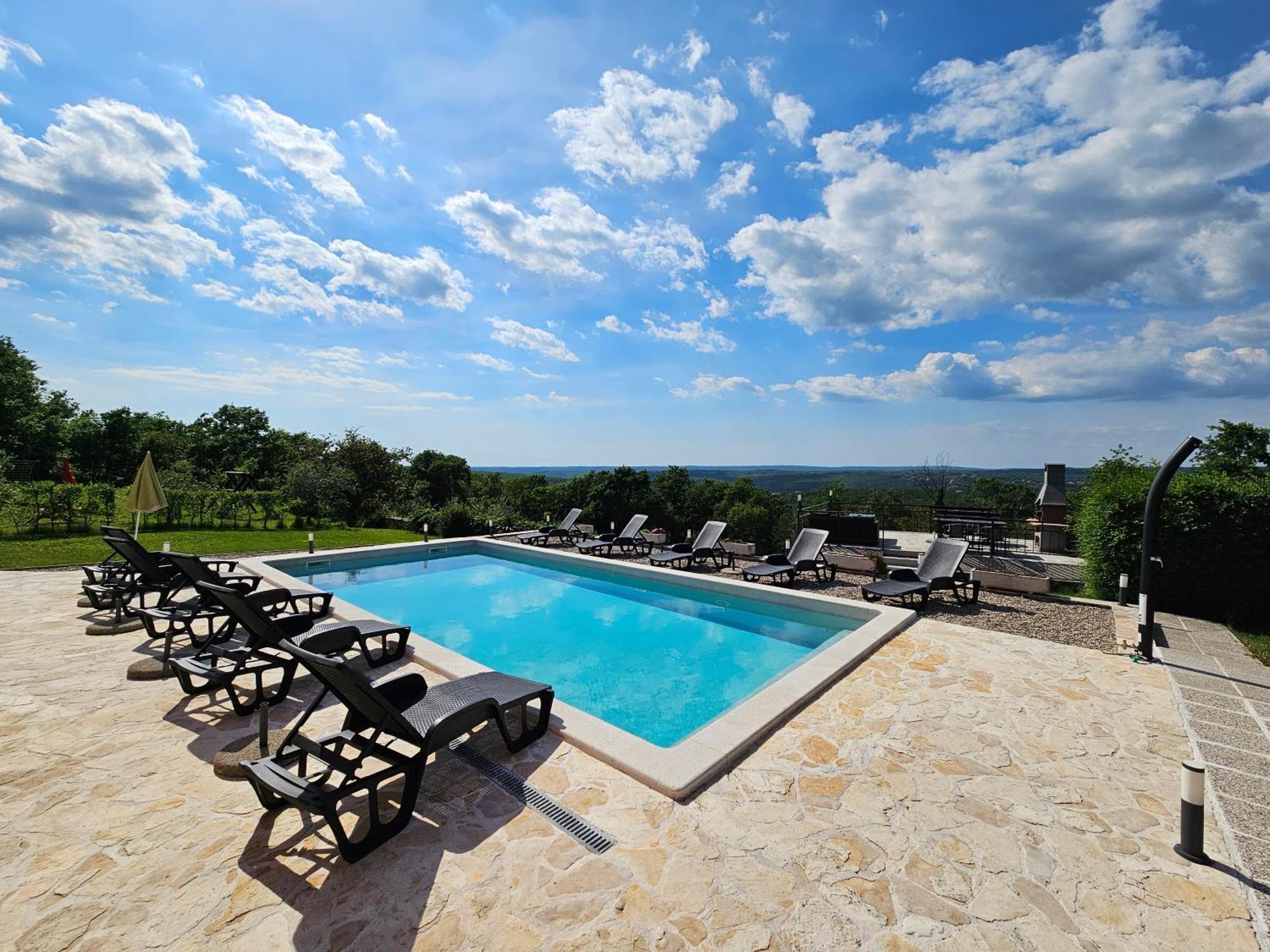Bed And Breakfast Rogocana Labin  Bagian luar foto