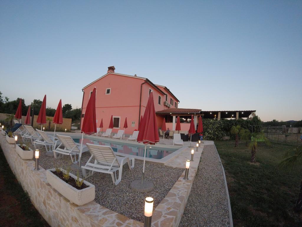 Bed And Breakfast Rogocana Labin  Bagian luar foto