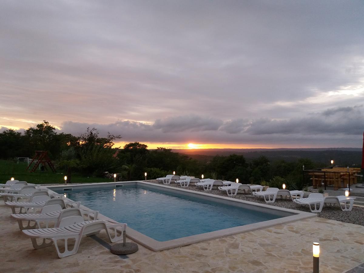 Bed And Breakfast Rogocana Labin  Bagian luar foto