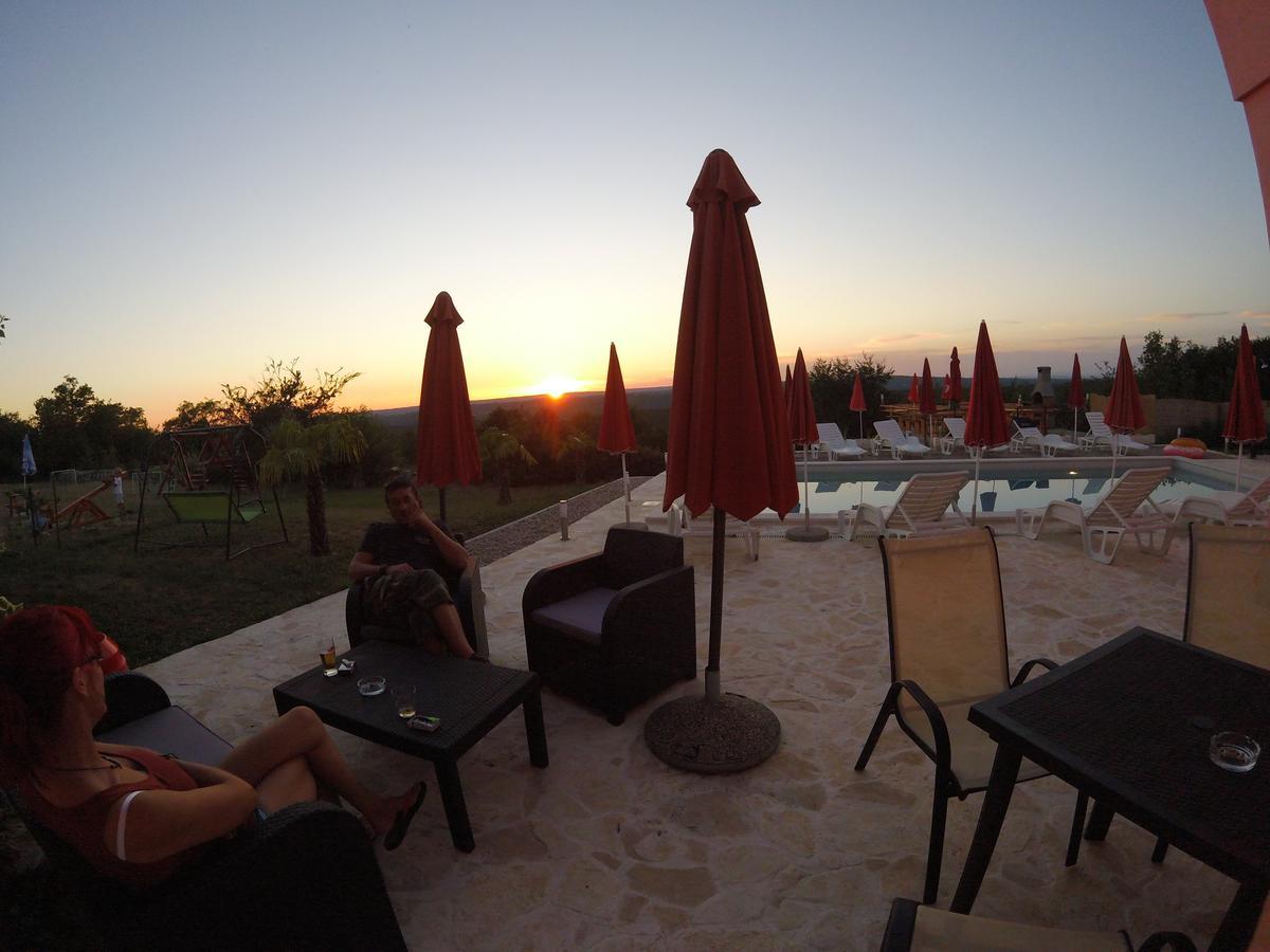 Bed And Breakfast Rogocana Labin  Bagian luar foto
